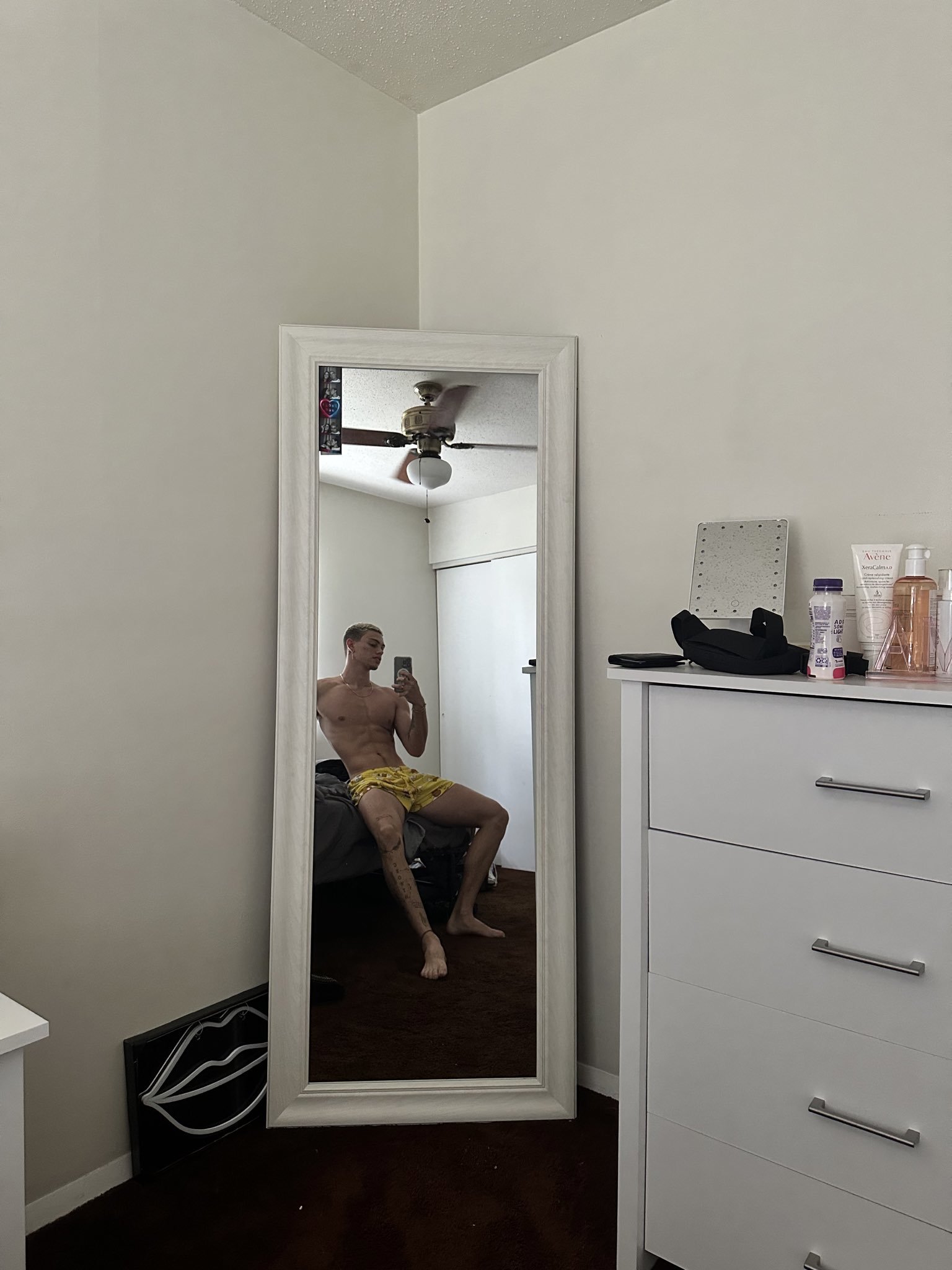 Xavier Rodriguez's feet