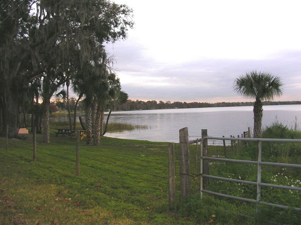 Thonotosassa, FL Thonotosassa Road follows the South Shore of Lake