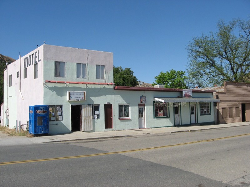 Piru, CA laundromat photo, picture, image (California) at