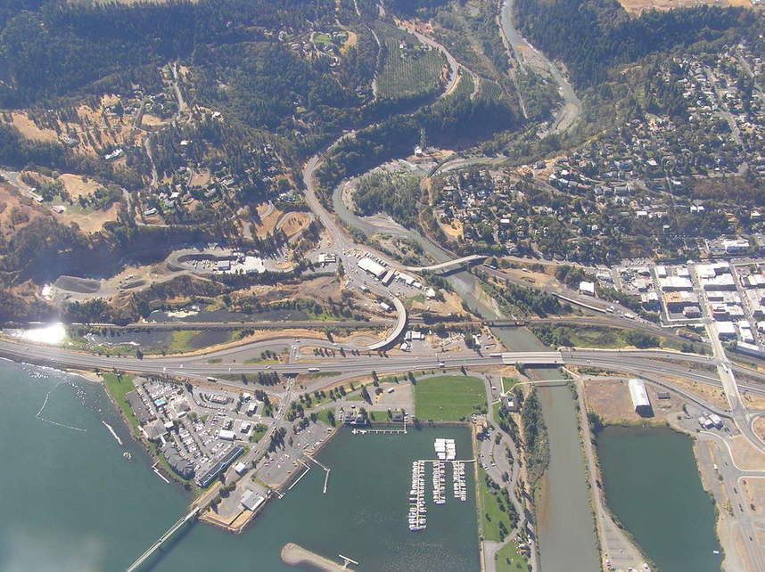 Hood River, OR aerial view photo, picture, image (Oregon) at city