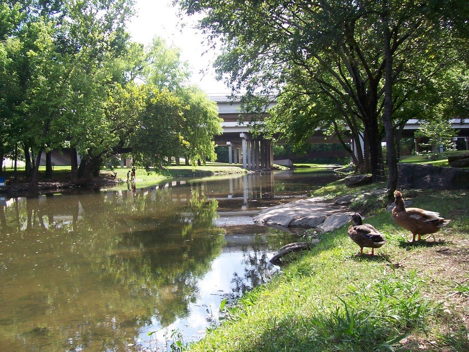 Round Rock, TX Round Rock Memorial Park sits along the banks of the Brushy Creek under and