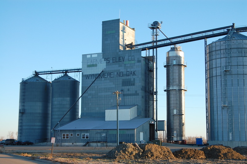 Wyndmere, ND Farmer's Elevator photo, picture, image (North Dakota