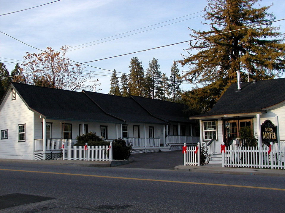 Grass Valley, CA sierra motel 1930s motor court motel just outside of