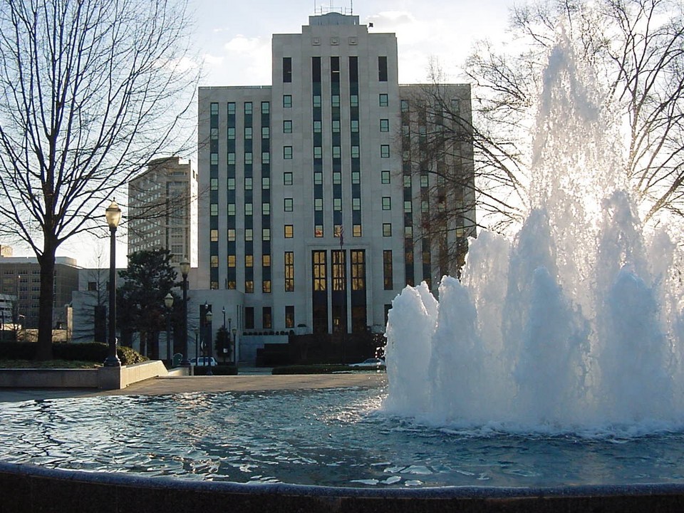 Birmingham, AL Birmingham Downtown Linn Park Fountain with City Hall
