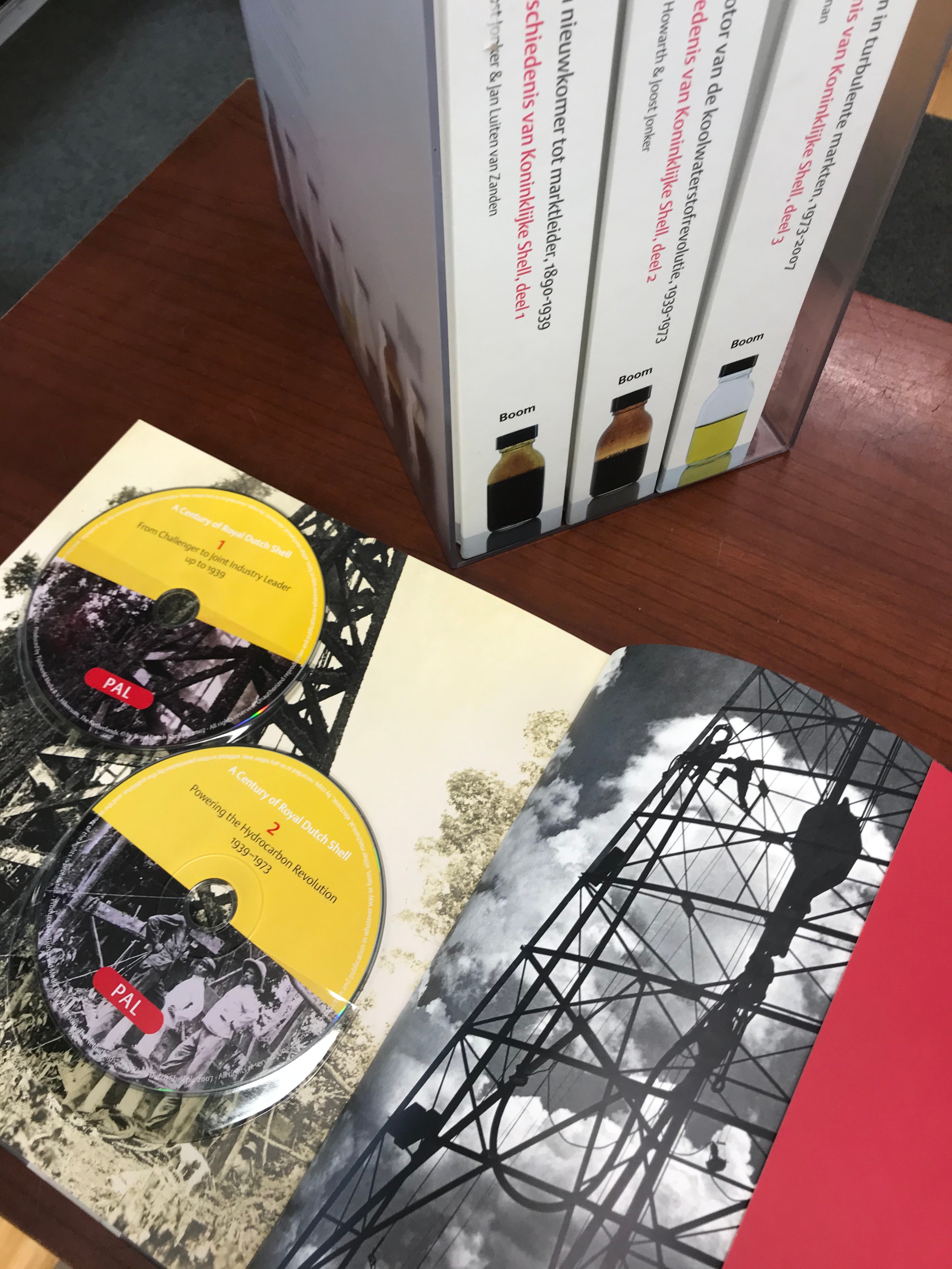 Geschiedenis Van Koninklijke Shell By Jonker, Joost, Jan Luiten Van Zanden, Stephen Howarth, Keetie Sluyterman: Near Fine Hardcover (2007) | Persnickety Books