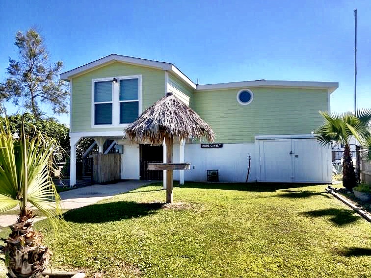 Lakeview Cottage Vacation Rental in Crystal Beach,TX Cobb Real Estate