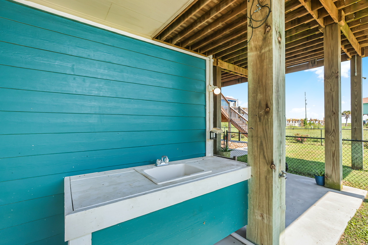 Big C Beach Retreat Vacation Rental in Crystal Beach,TX Cobb Real