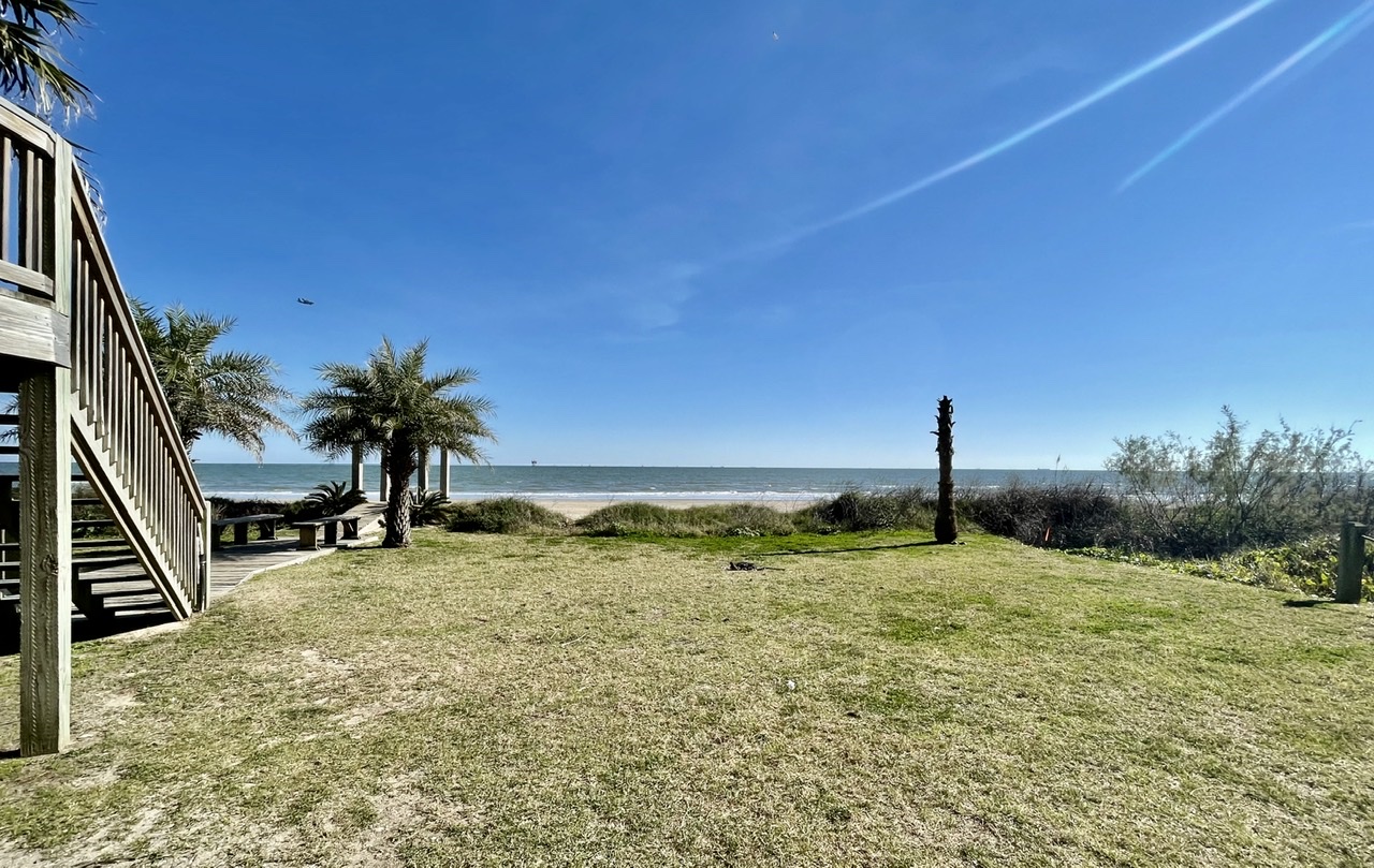 23 Yards To The Sea Vacation Rental in Crystal Beach,TX Cobb Real