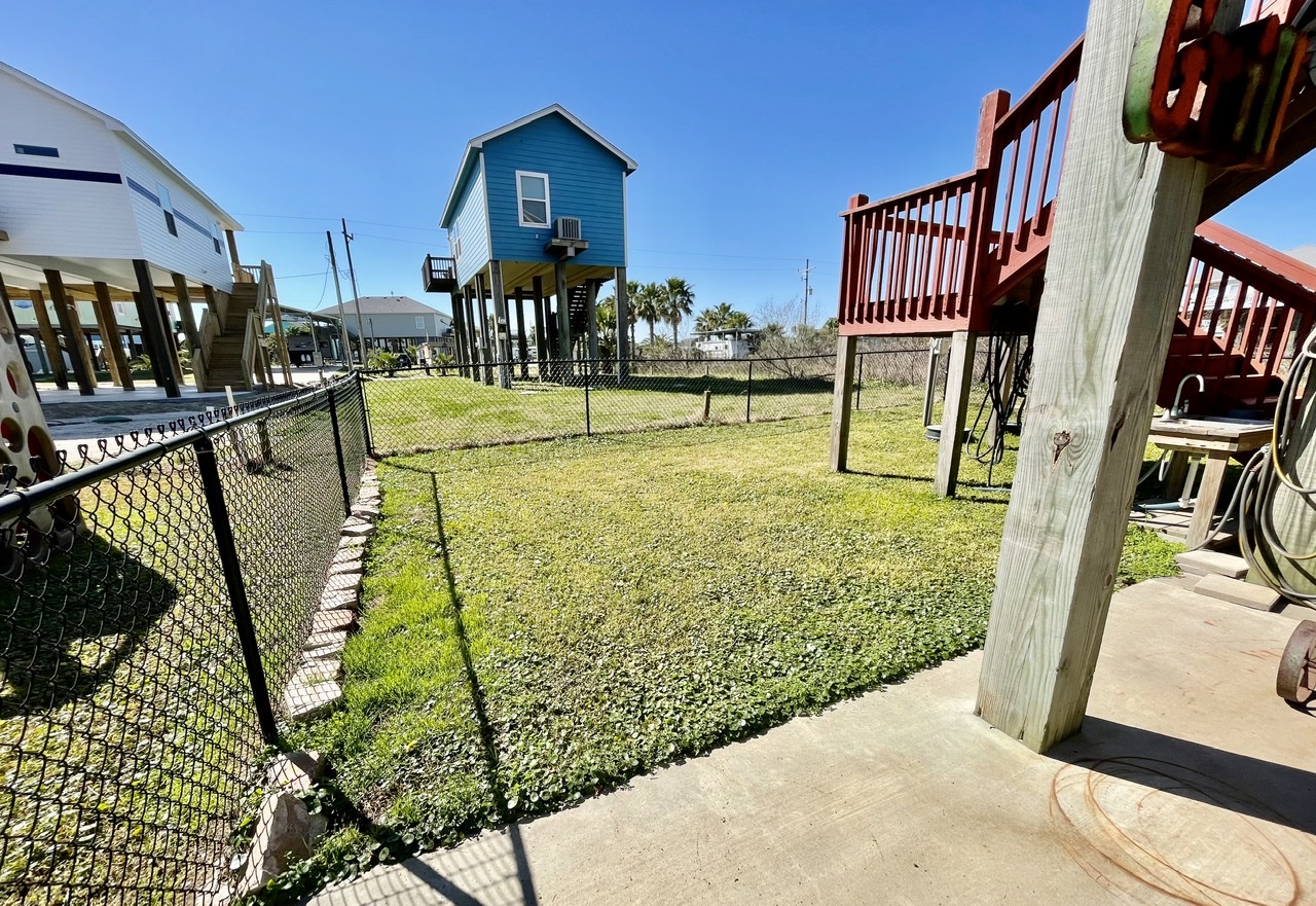 Crazy Cajun Cottage Vacation Rental in Crystal Beach,TX Cobb Real