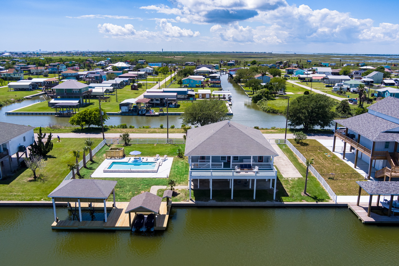 Happy Days On Waterways Vacation Rental in Crystal Beach,TX Cobb