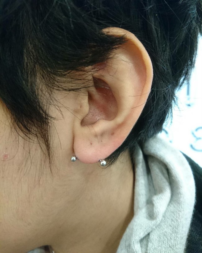 Transverse Lobe Piercing [25+ Ideas] Pain Level, Healing Time, Cost