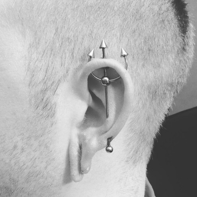 Trident Piercing [25+ Ideas] Pain Level, Healing Time, Cost, Experience Piercee