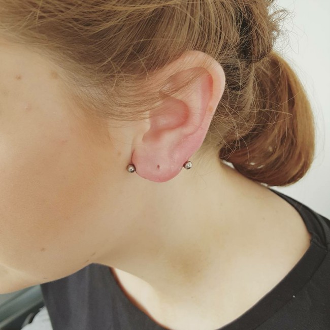 Transverse Lobe Piercing [25+ Ideas] Pain Level, Healing Time, Cost