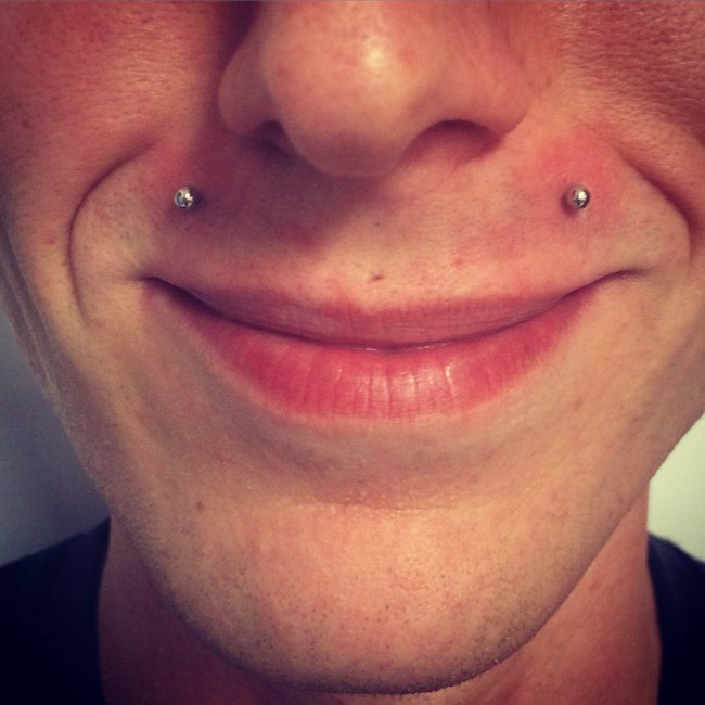 Angel Bites Piercing [50 Ideas] Pain Level, Healing Time, Cost, Experience Piercee