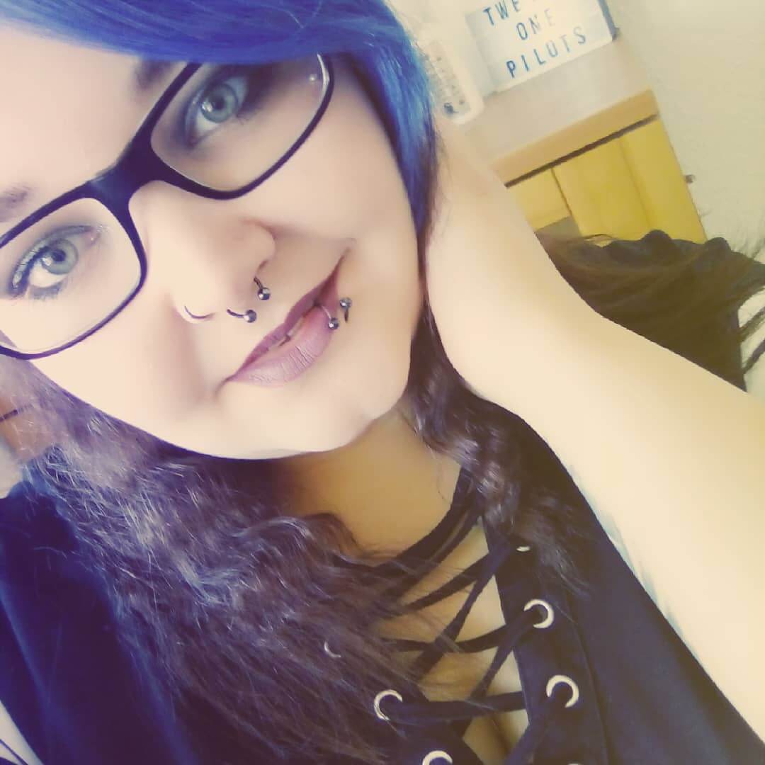 Labret Piercing [60 Ideas] Pain Level, Healing Time, Cost, Experience