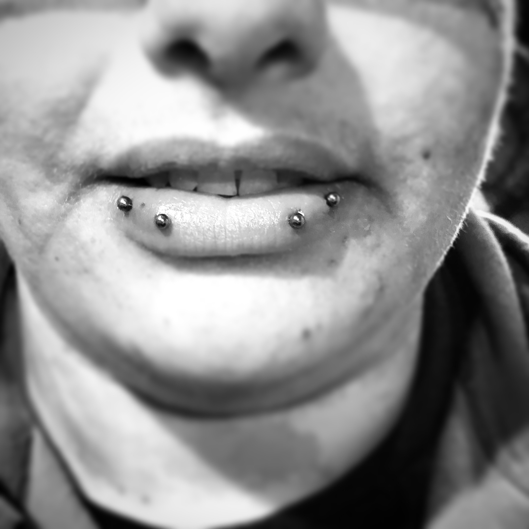 Horizontal Lip Piercing [30 Ideas] Pain Level, Healing Time, Cost