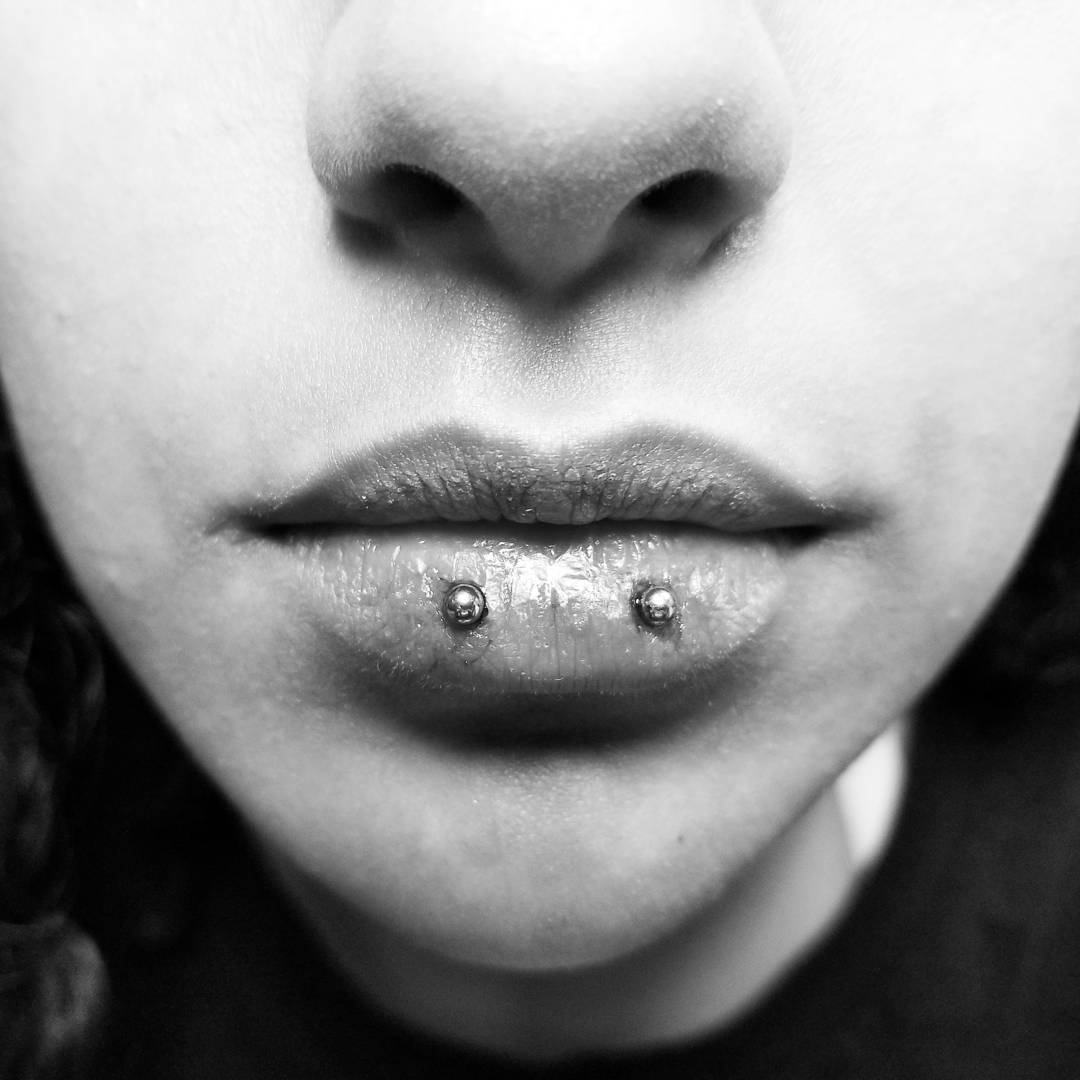 Horizontal Lip Piercing [30 Ideas] Pain Level, Healing Time, Cost