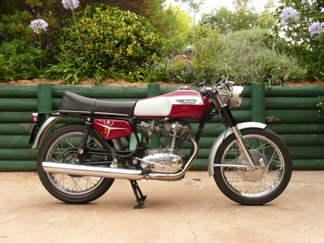 Ducati 250 Mk 3 Desmo Window Dresser's Arms, Pig & Whistle