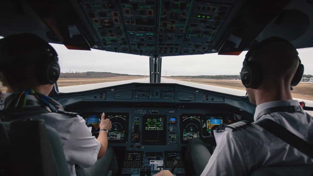 Are Pilots Allowed to Leave the Cockpit During Flight? Pilot Teacher