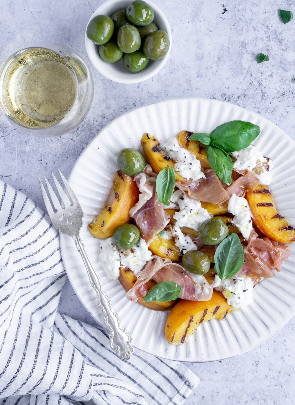 5Ingredient Grilled Peach Salad with Prosciutto and Burrata Pina