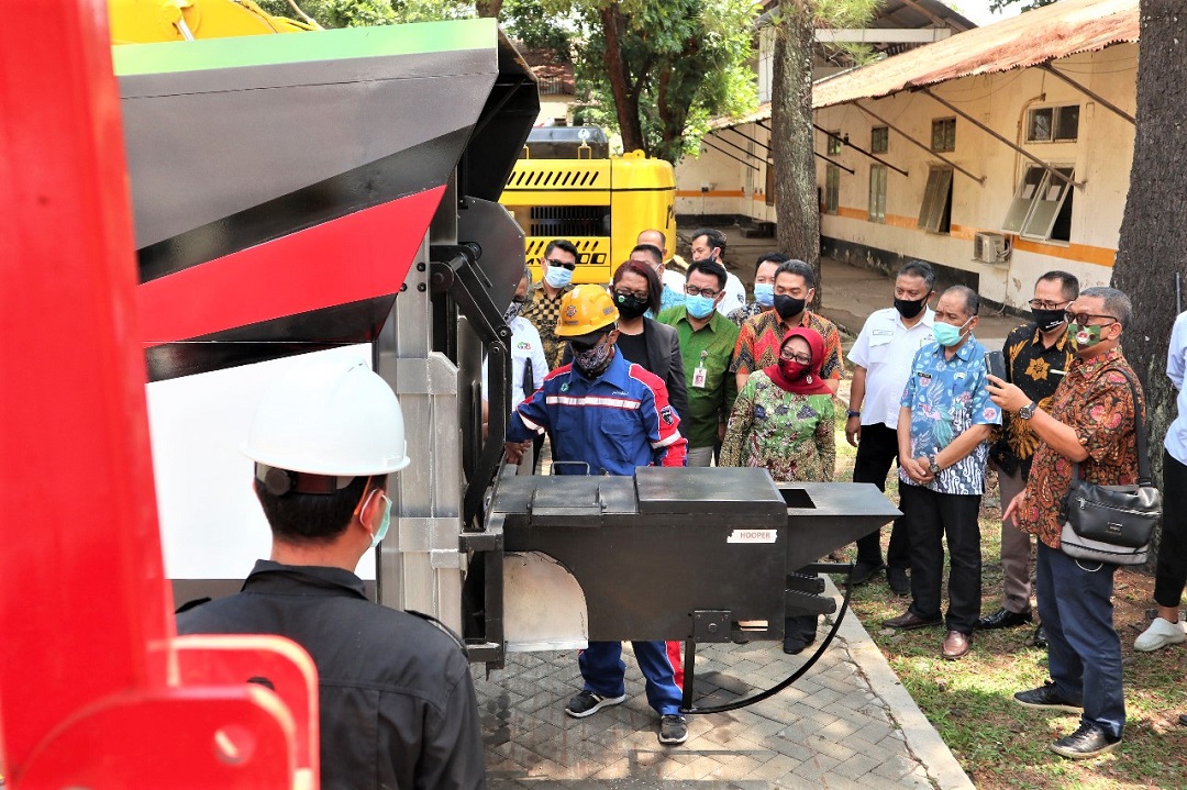 PT. Pindad (Persero) Bupati Jombang Tertarik Gunakan Alsintan & Alat Pengolah Sampah