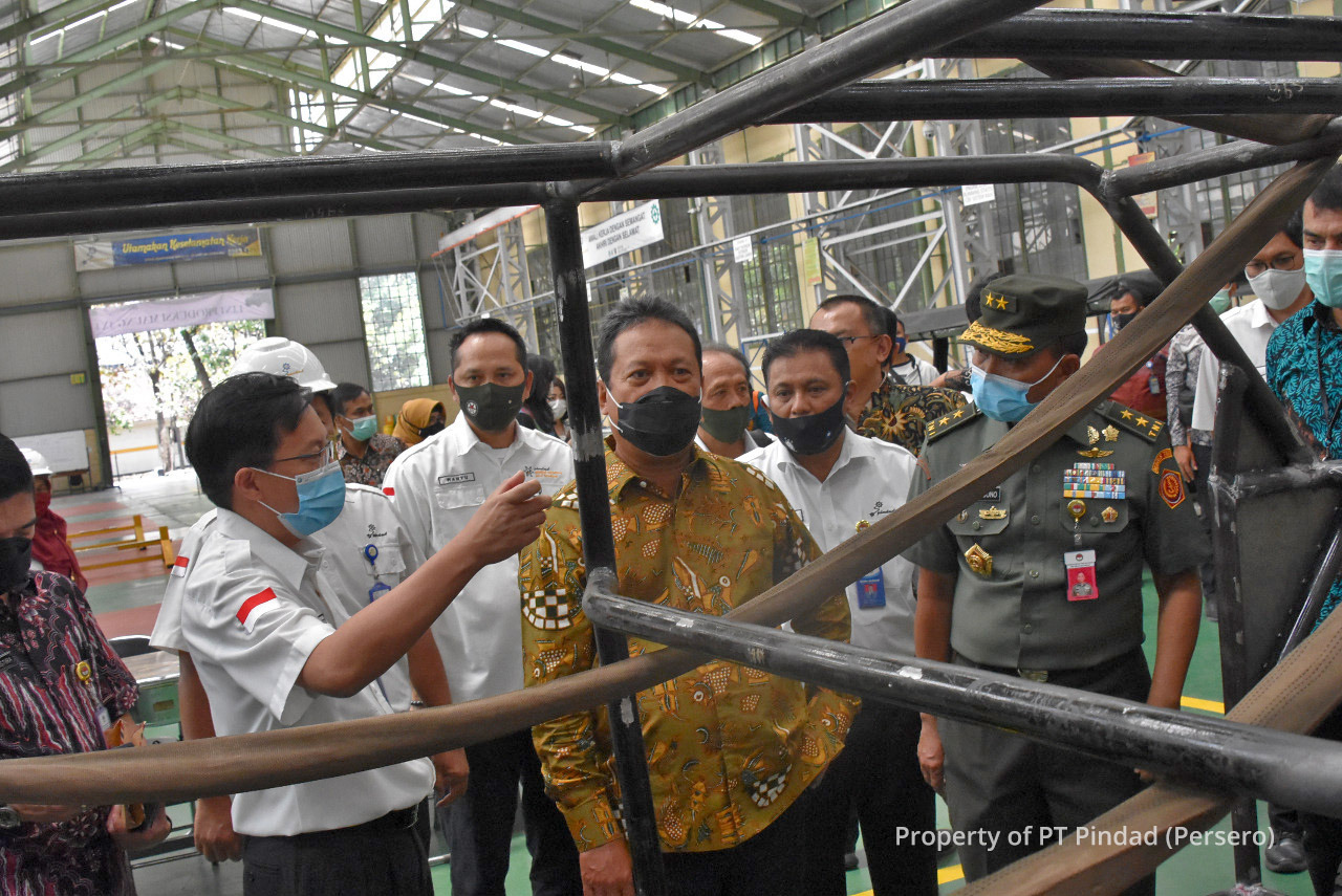 PT. Pindad (Persero) Wamenhan Tinjau Kesiapan Lini Produksi Pindad Dari Maung HIngga Alat
