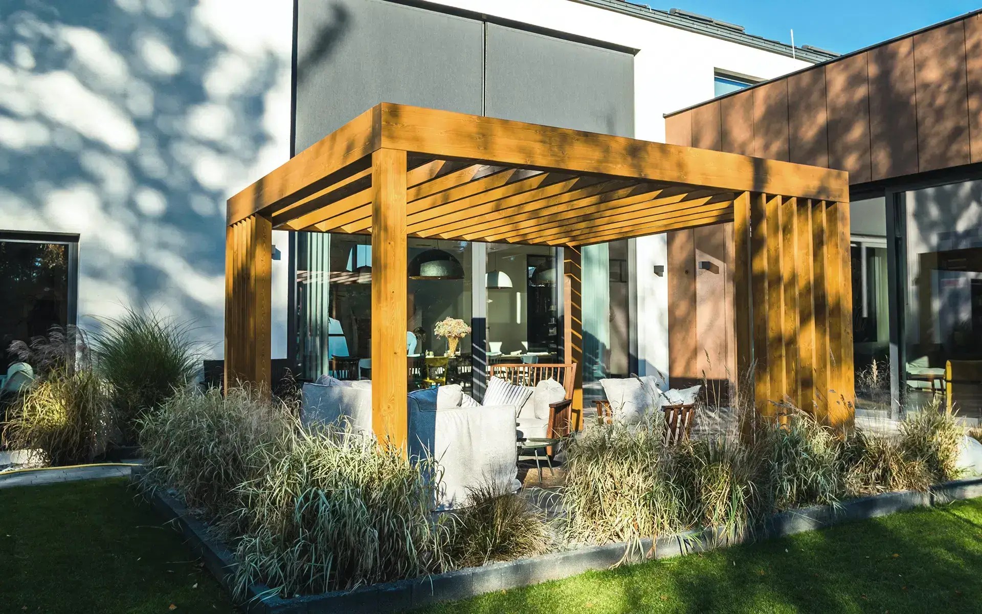 Pergola z rozsuwanym dachem automatycznym Pinegard perfekcyjny