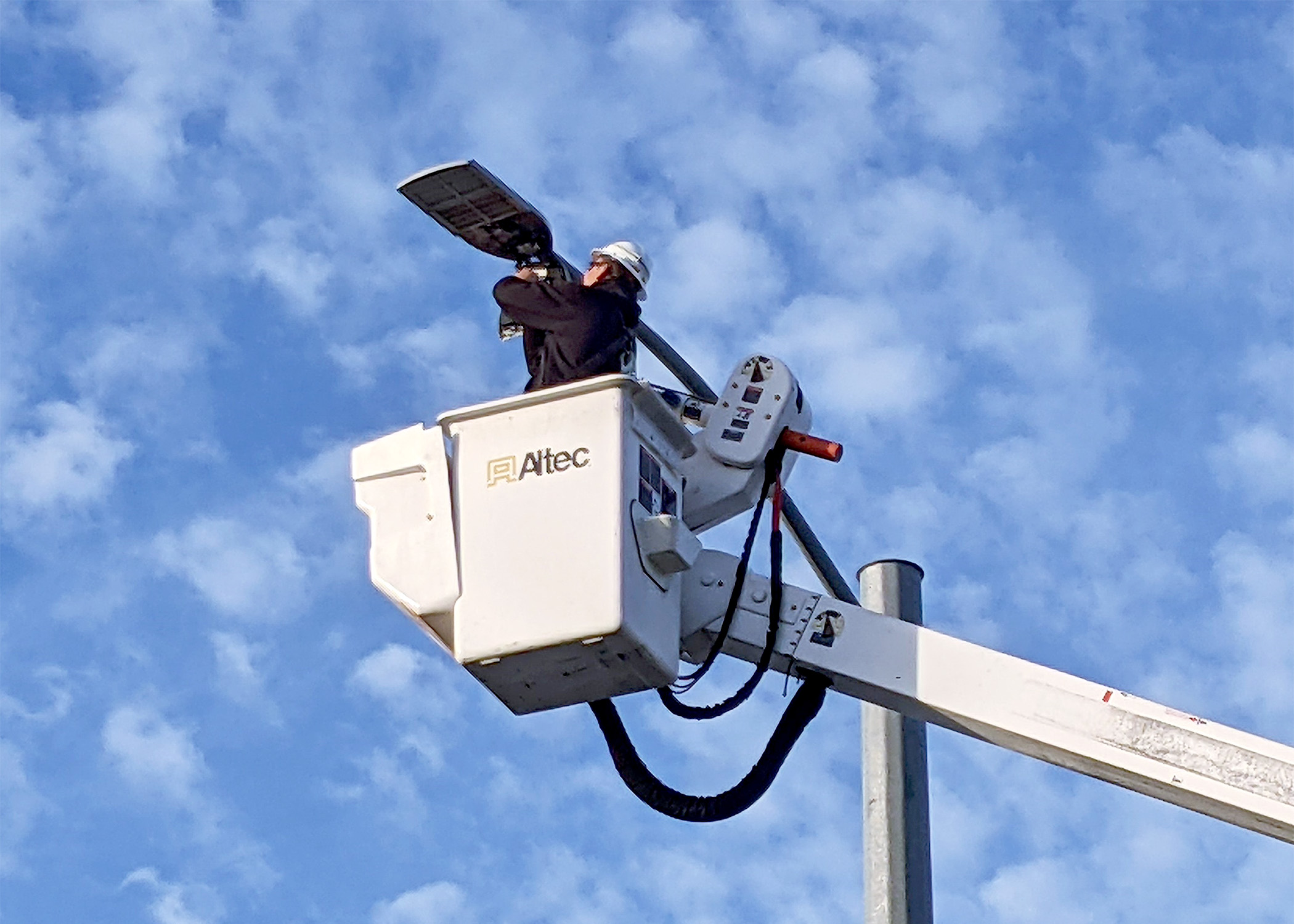 County saves thousands by converting to LED streetlights Pinellas County