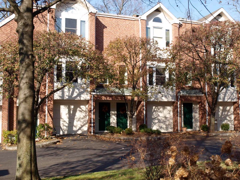Darien Complexes Chesterfield Condominiums