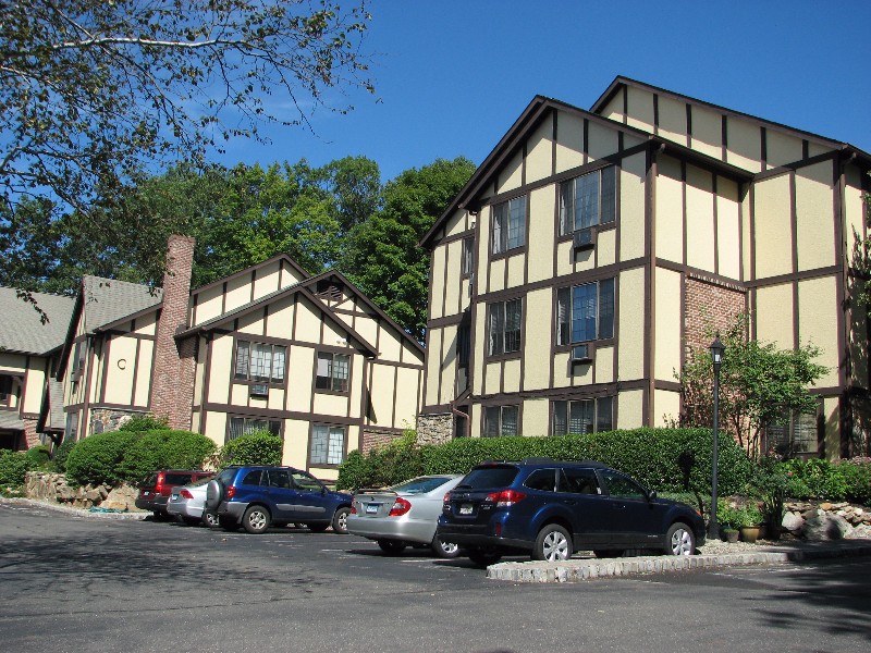 Norwalk Complexes Rowayton Woods Condominiums
