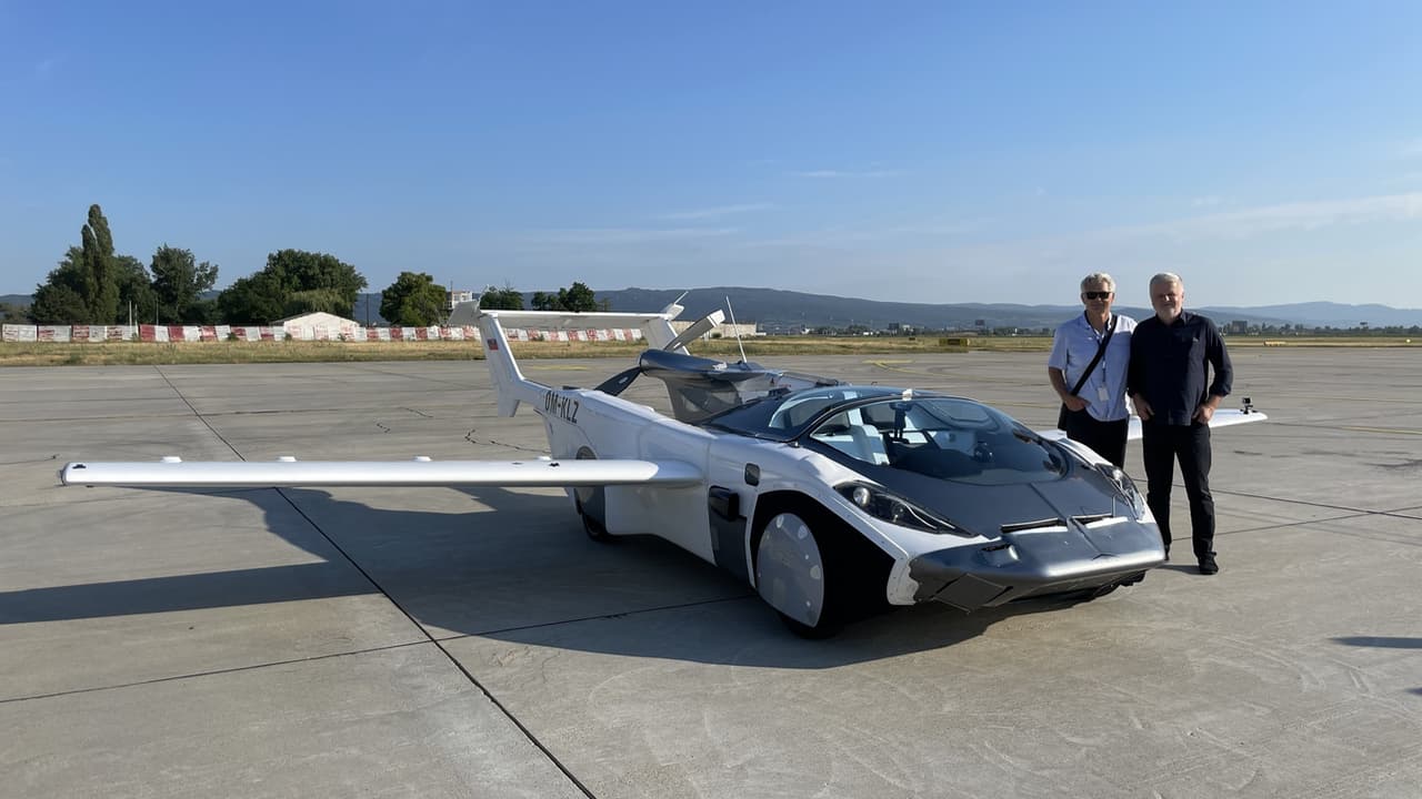 На літальному автомобілі AirCar було здійснено перший у світі