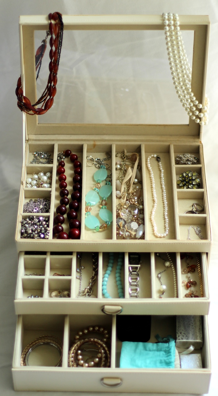 4 Tips for Organizing Jewelry • Taylor Bradford