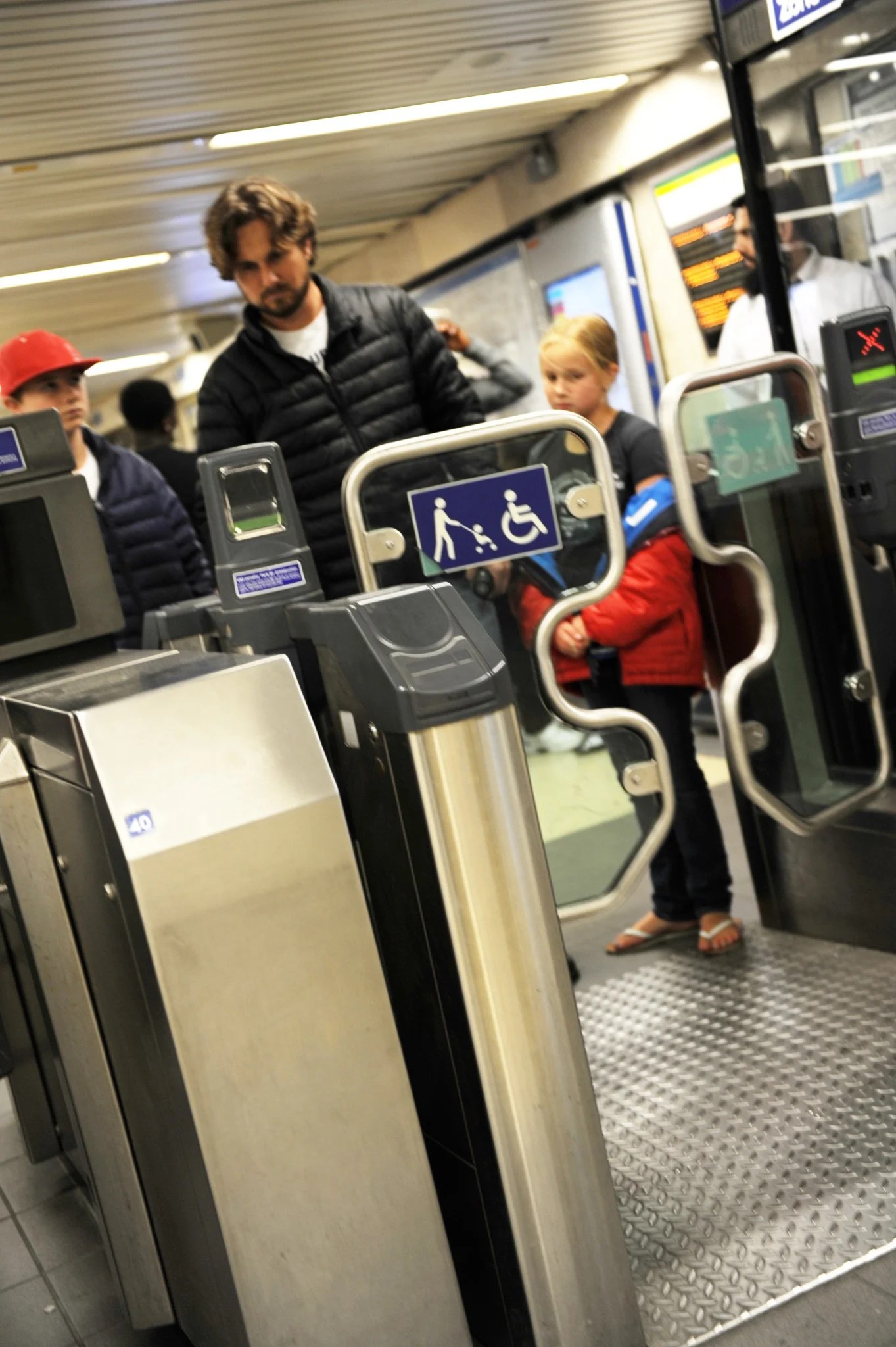 Visitor Oyster Cards Tips for Getting Around London — Pink Peppermint