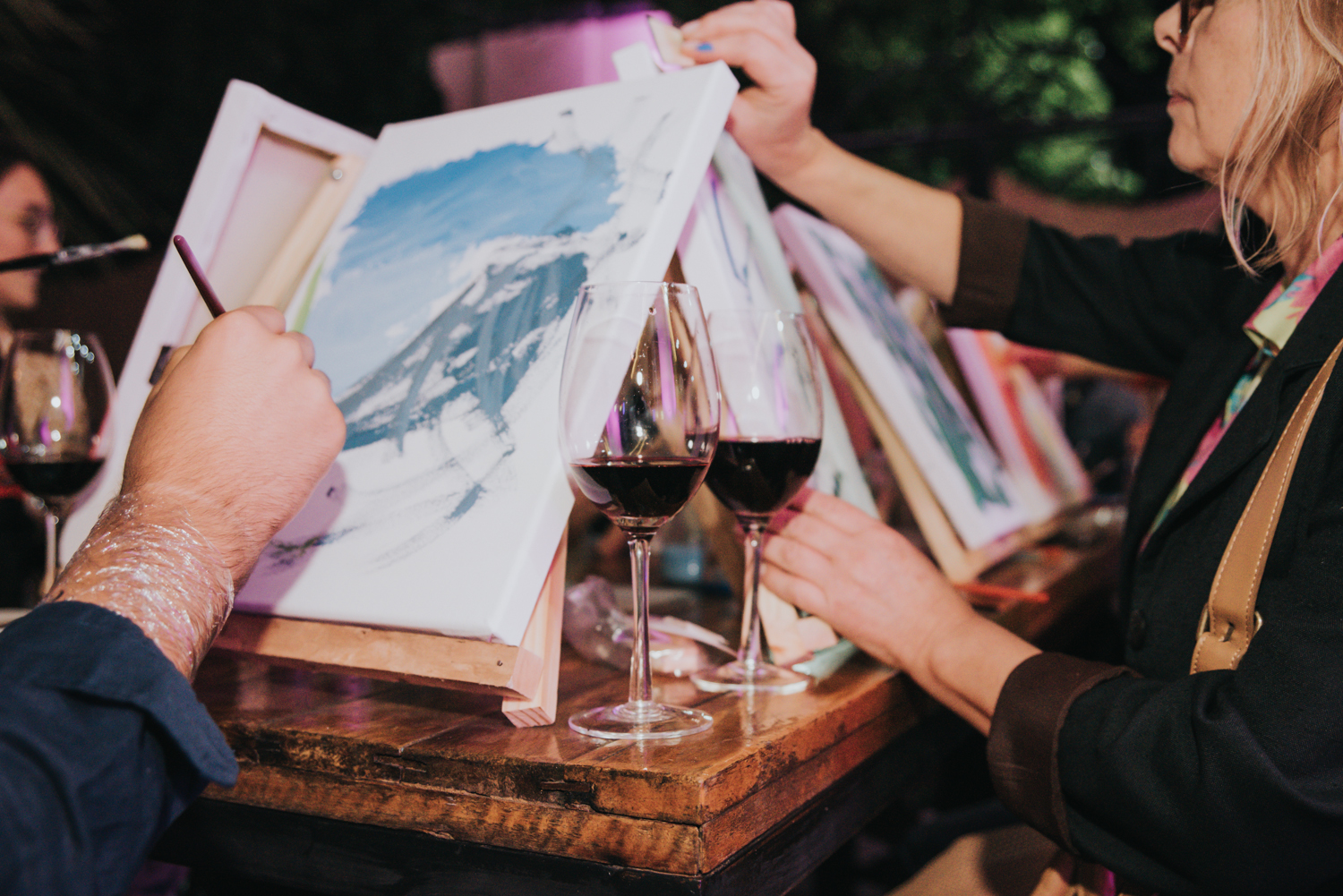 Llega Uvas Lab arte, vino, música y amigos al atardecer en City Bell