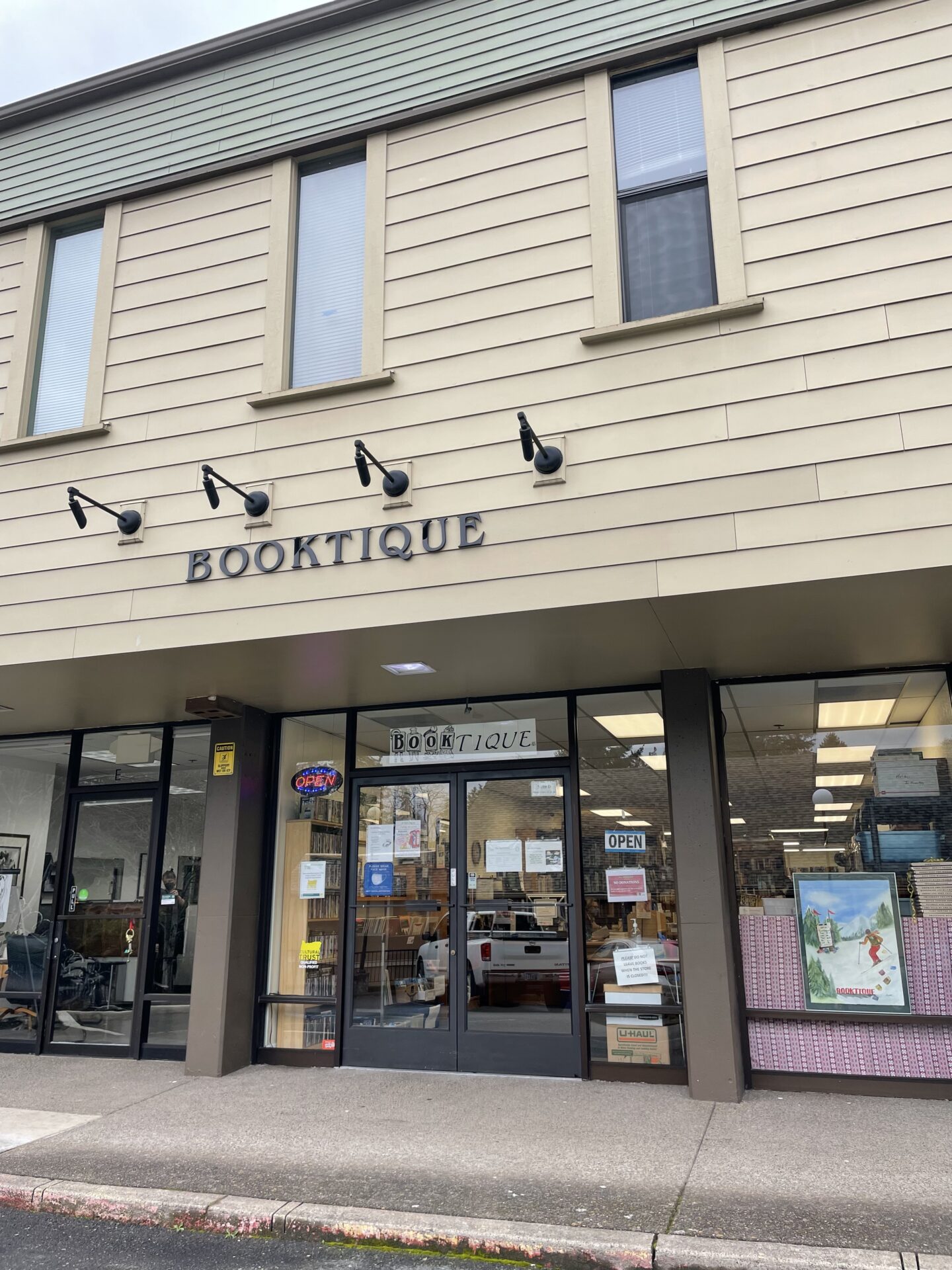 Lake Oswego bookstore provides great selection, affordable prices The Mossy Log