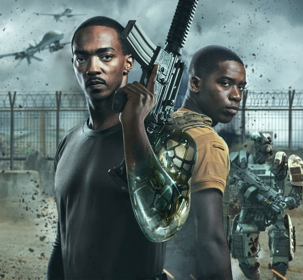 Zona de Combate Anthony Mackie luta contra robôs em trailer de scifi