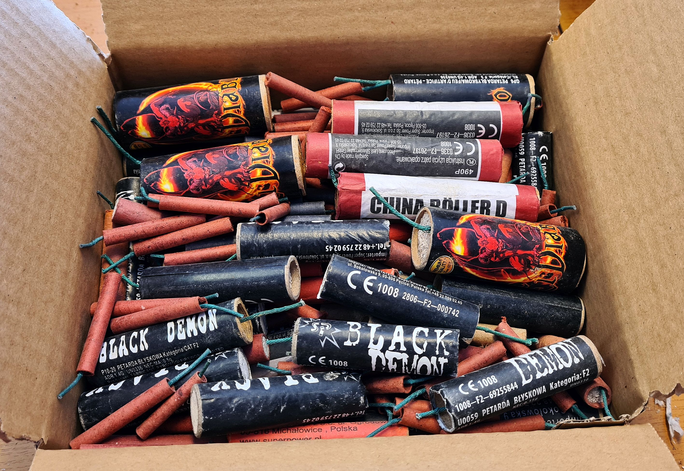 SUPER BOX po brzegi wypełniony petardami Pirosklep.pl