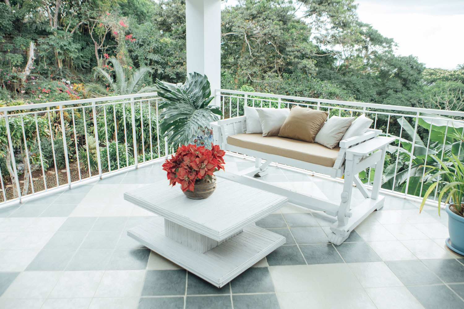 Outdoor Lounge Deck Pitchpine Tagaytay