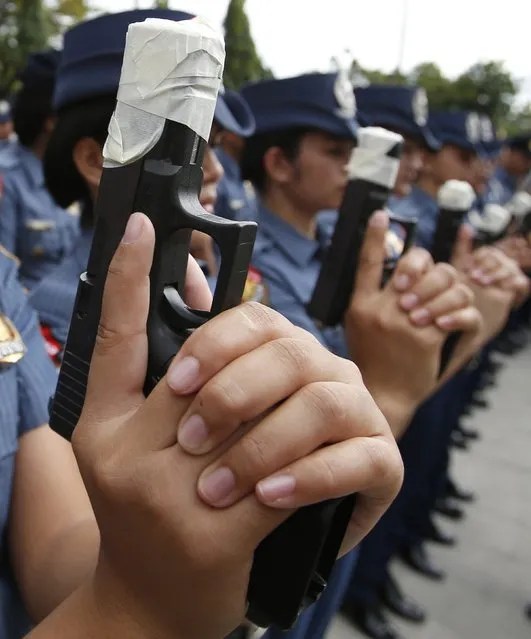 Philippines Police Tape Gun Muzzles to Ensure Safer Holidays