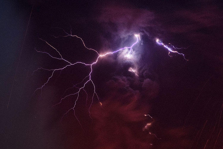 Extraordinary Pictures A Scientific Puzzle Of Volcanic Lightning