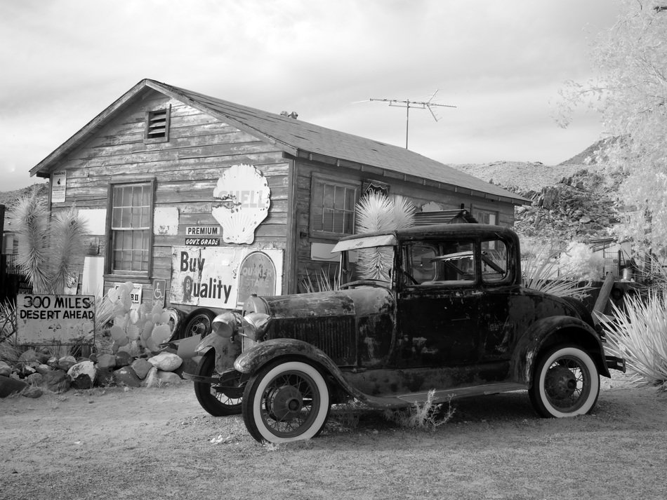 Vintage auto car near the old house free image download