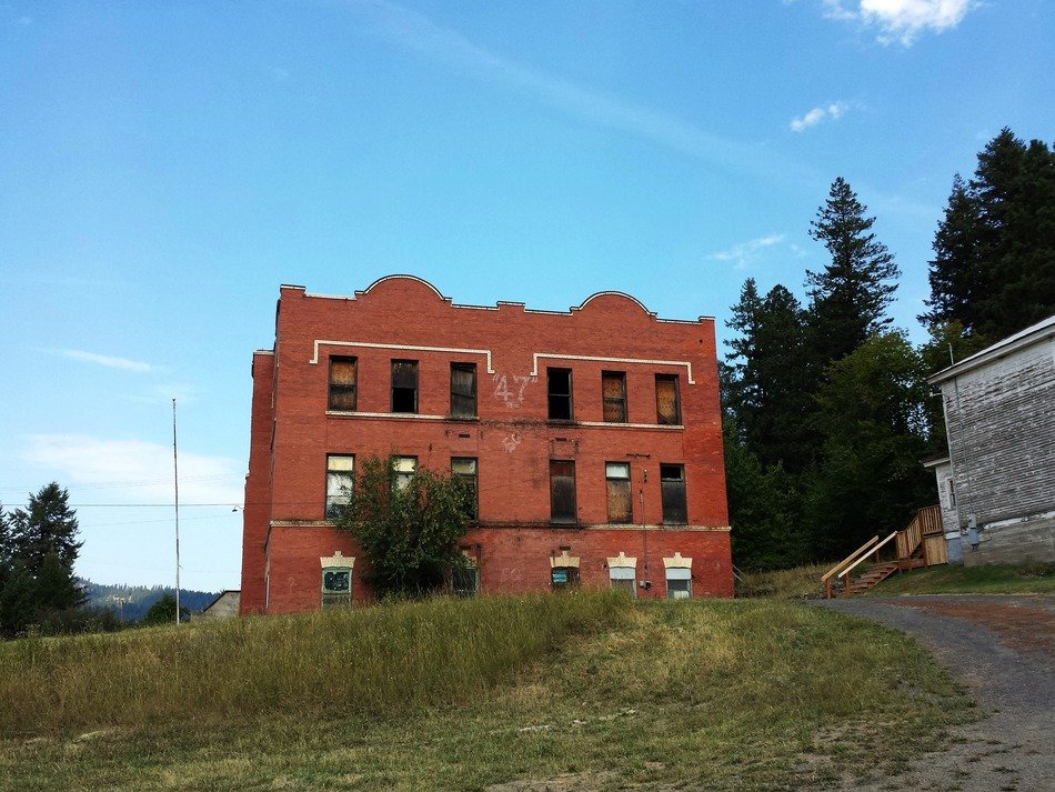 Abandoned old school building in countryside, usa, idaho free image