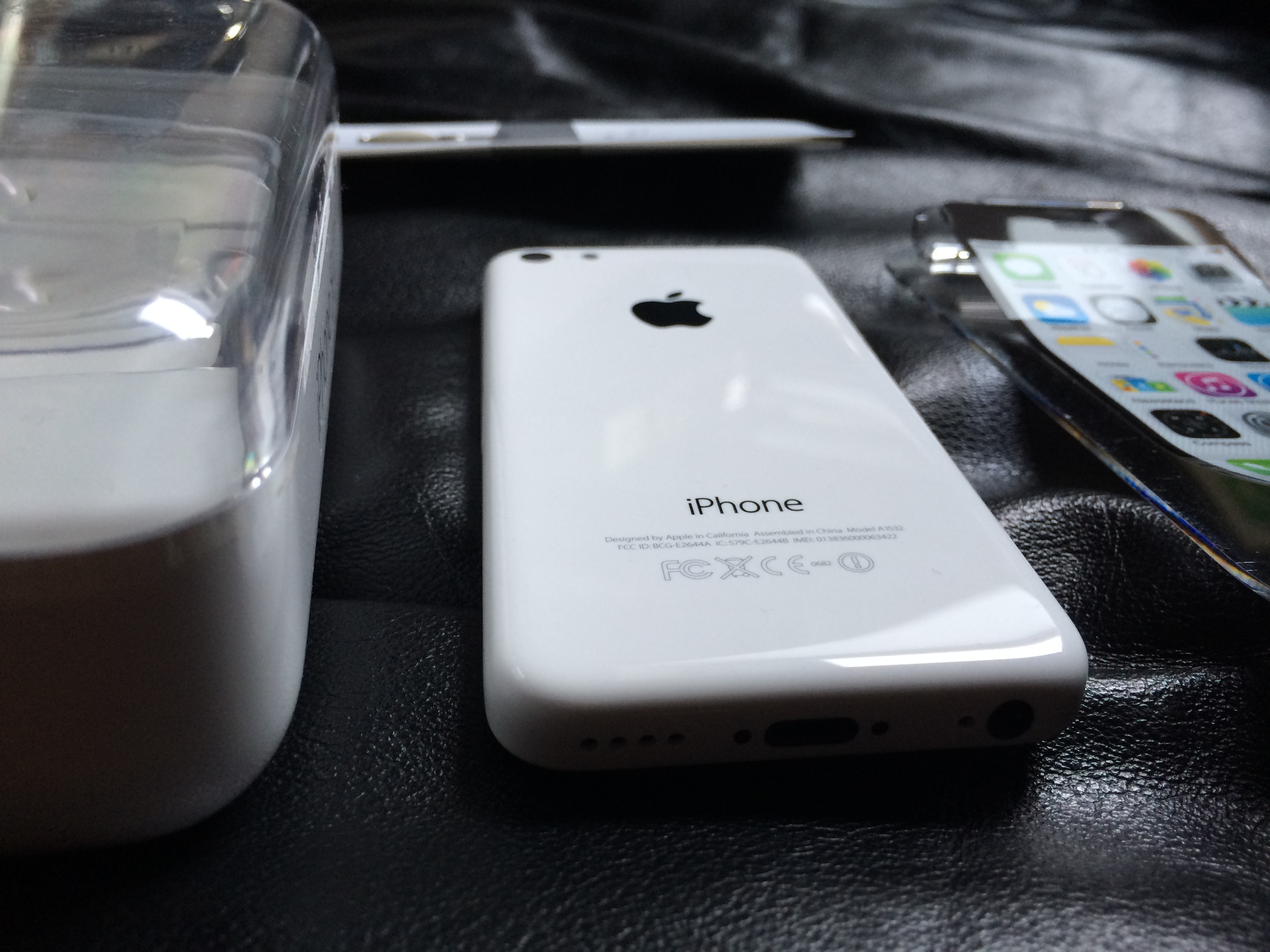 White iphone 5c on the table free image download