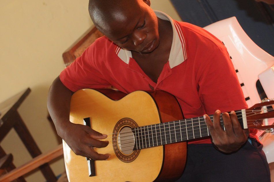 Black man playing guitar free image download