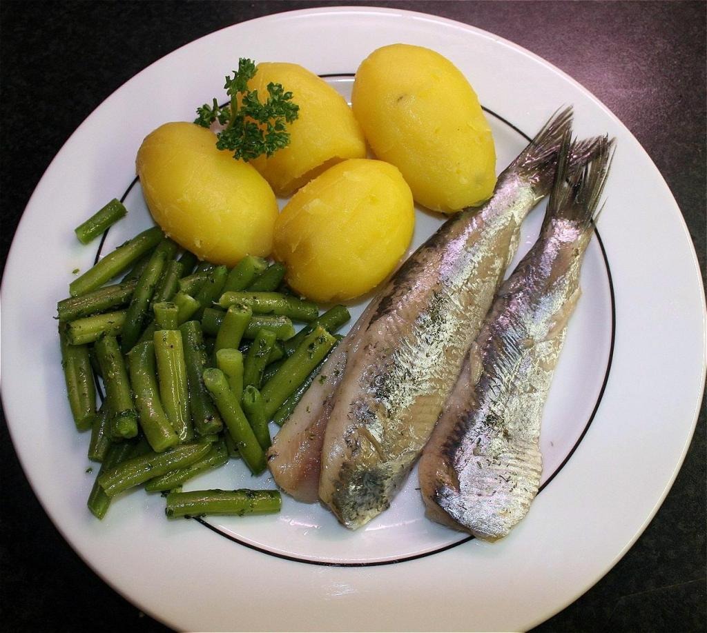 Herring, boiled potatoes and green beans free image download