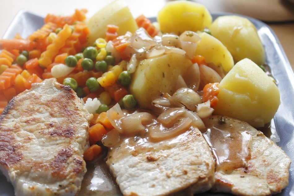 Meat with potatoes and vegetables free image download