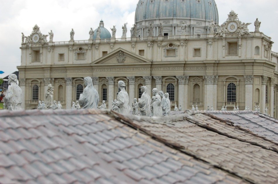 Statues on the roof of the Vatican free image download