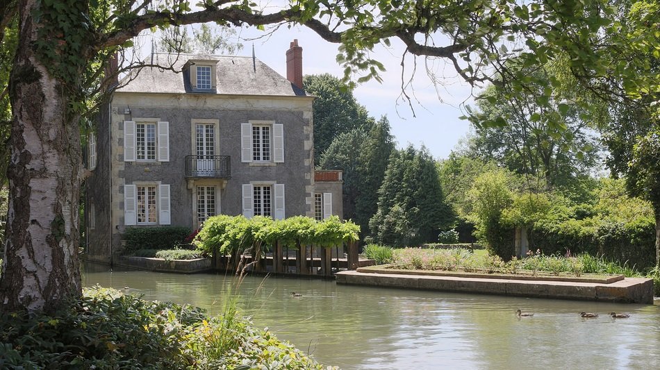 Riverfront residence in France free image download