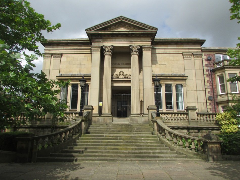 Building in the center of Preston free image download