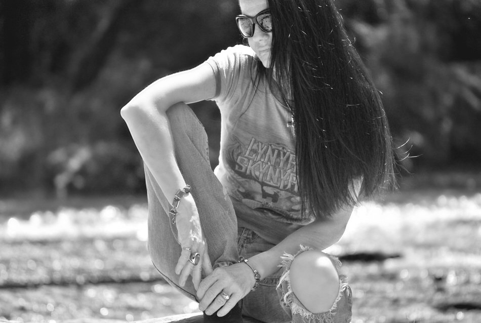 Black white photo of a glamorous girl in sunglasses free image download